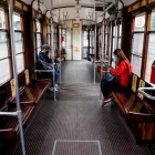 Imagen de pasajeros de un tranvía en la ciudad italiana de Milán.