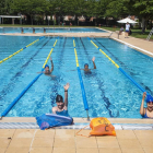 Els nadadors del CN Tàrrega es poden entrenar durant l’estiu a la piscina a l’aire lliure.