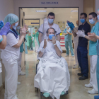 Sanitarios aplauden el traslado a planta del último ingresado en la UCI del Hospital Quirónsalud Sagrado Corazón en Sevilla.