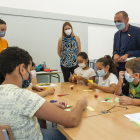 L’alcalde de Lleida, Miquel Pueyo, va visitar ahir el centre Pràctiques I, on s’han impartit tallers.