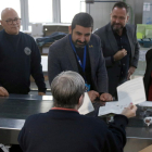 El conseller Chakir El Homrani visitó ayer en Barcelona un centro especial de trabajo.