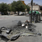 Contenedores calcinados en la plaza del Dipòsit, donde se inició el acto vandálico. 