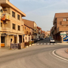 Una calle de Alpicat que aglutina a varios comercios.