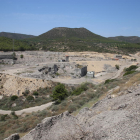 Escombreras y edificios semiderruidos en los terrenos de la antigua explotación minera. 