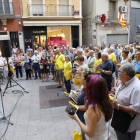 Los ‘cantaires’, ayer ante la Paeria, prevén celebrar una comida con Puigdemont en octubre en Bruselas.