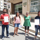 Representantes de la CUP ayer delante de Salud en Lleida. 