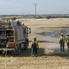 Los Bomberos trabajando ayer al mediodía en la extinción del fuego de Verdú. 