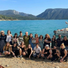 Foto de familia del equipo de ‘El techo amarillo’, en Mont-rebei. 