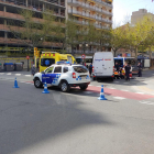 Imagen del coche y el patinete en la avenida Artesa.