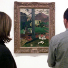 Dos persones observen el ‘Mata Mua’ de Paul Gauguin.