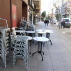 Imatge de cadires apilades d’una cafeteria tancada el passat dia 16 per les restriccions sanitàries.
