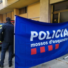 Efectius dels Mossos d’Esquadra ahir al lloc dels fets a Sant Joan Despí.