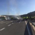 Un grup d’agricultors, ahir, tallant la carretera A-306 a la localitat de Pocuna, Jaén.
