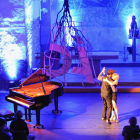Marco Mezquida y Sol Picó, ayer en plena ‘Cita a cegues’ en el espectáculo inaugural del Dansàneu.