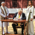 Trump, en el centro, junto al presidente de India Narendra Modi.