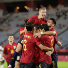 Los jugadores española celebran uno de los cinco goles que marcaron ayer a Costa de Marfil.