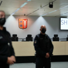 Policías en el tribunal donde ayer debía celebrarse el juicio. 