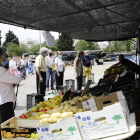 Imagen de un mercado de Madrid, ayer, en el segundo día de fase 1.