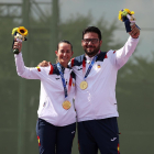 Fátima Gálvez y Alberto Fernández, en el podio con el primer oro para la delegación española.