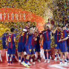 Los jugadores del Barça, celebrando un título de Liga muy sufrido ante el Levante.