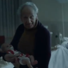 El abuelo con su nieto en brazos.