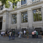 Largas colas en el Banco de España en Madrid el último día de cambios de monedas.