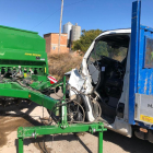 La camioneta y el tractor, ayer tras la colisión en Arbeca. 