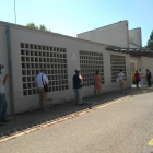 Usuarios haciendo cola ayer al mediodía en el CAP de Balàfia-Pardinyes-Secà.