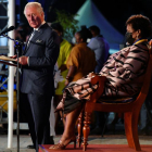 El príncipe Carlos de Inglaterra pronuncia su discurso ante la presidenta de Barbados, Sandra Mason.
