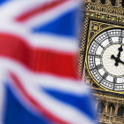 Vista del reloj del Big Ben de Londres entre una bandera del Reino Unido.
