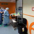 Una professional sanitària es protegeix abans d'entrar en una habitació d'un positiu per coronavirus a l'Hospital Clínic