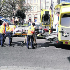 Moment de l’evacuació del motorista ferit.