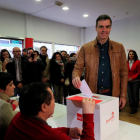 Pedro Sánchez vota en la consulta per avalar el preacord per a una coalició amb Unides Podem.