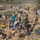 Voluntarios trabajando ayer en la conservación de márgenes de piedra seca en Castellserà.