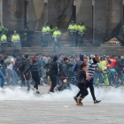 La policía lanza gases lacrimogenes para dispersas las concentraciones en Bogotá.