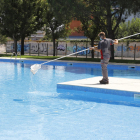 Operaris van efectuar ahir tasques de neteja a les piscines municipals de Balàfia.