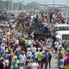 Vista de centenars de persones en territori colombià sobre els primers camions amb ajuda humanitària cap a Veneçuela.