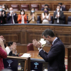 Sánchez, aplaudido por los diputados del PSOE y por los miembros de su Gobierno, ayer.