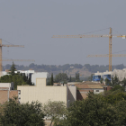 Vista d’unes grues per a la construcció de promocions d’habitatges a Lleida.