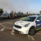 Imagen del fuego ayer por la mañana en Lleida, que afectó al tráfico ferroviario. 
