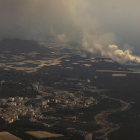 La nube tóxica generada al tocar la lava el agua del océano, ayer.