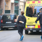 Efectius d’emergències ahir a l’avinguda Ripollès de Ripoll, on va tenir lloc el crim.