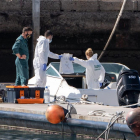 La Policia Científica analitza una embarcació a la base de la Guàrdia Civil de la dàrsena pesquera de Santa Cruz de Tenerife