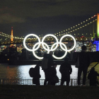 Una vista nocturna de la ciudad de Tokio con los aros olímpicos como protagonistas.