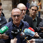 El alcalde de Lleida, Miquel Pueyo, con los medios de comunicación este martes en la plaza Paeria.