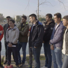 Els integrants de l’equip de rem expliquen a Chicote les seues queixes del centre de La Cartuja, a Sevilla.