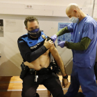 Un policía de la Guardia Urbana de Lleida recibe la vacuna de AstraZeneca.