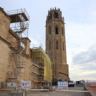 Los andamios para las obras cubren desde octubre la fachada y Porta dels Apòstols de la Seu Vella.