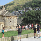 Turistas ayer en Sant Climent de Taüll, el camping de la Vall d’Àger y un grupo de senderistas en el parking del Parc Nacional d’Aigüestortes i Estany de Sant Maurici en Espot. 