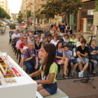 Una joven intérprete, ayer por la tarde tocando el piano en la plaza Ricard Viñes de Lleida.